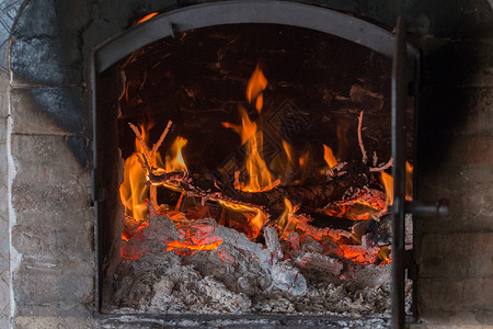 传统林木修道院烹饪余烬金属黑色壁炉火焰燃烧煤炭背景图片