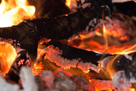 烧柴煤炭木炭烹饪木头噼啪余烬燃烧壁炉火焰背景图片