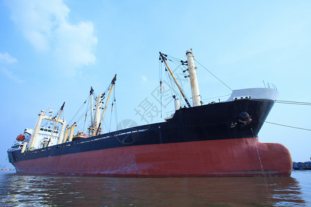 漂浮在河港的商用集装箱船舶用于进口目的院子船运工业卸载码头加载货运航海货物血管背景图片