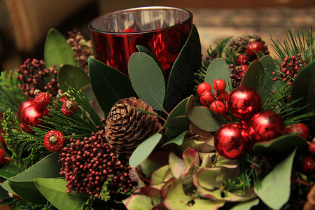 圣诞节中心房间绿色红色蜡烛装饰品季节性浆果背景图片