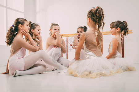 孩子演员小芭蕾舞女舞蹈休息水平女孩们演员团体优雅课堂幸福芭蕾舞背景