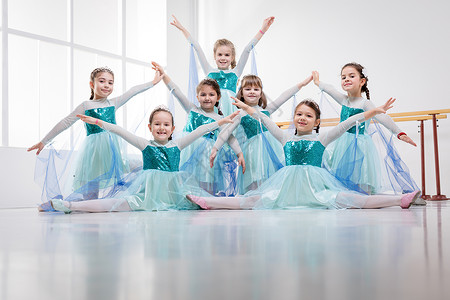 小芭蕾舞女戏服课堂孩子们裙子姿势幸福舞蹈家团体芭蕾舞女孩们背景图片