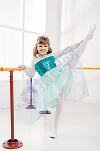 小芭蕾舞女幸福微笑冒充孩子舞蹈家演员芭蕾舞童年课堂姿势背景图片