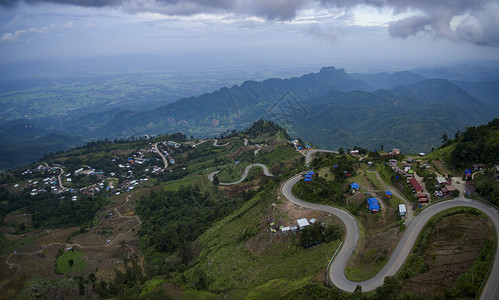 重要旅游目的地的山丘公路和主要旅游目的地背景图片