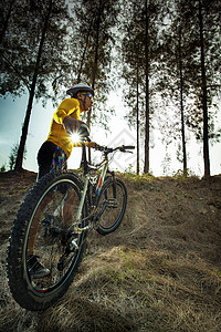 丛林轨道上青年男子和山地骑自行车用于体育活动背景图片