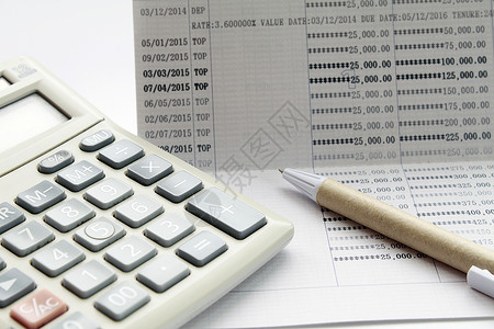 储蓄账户存帐簿上的笔记和计算器背景图片