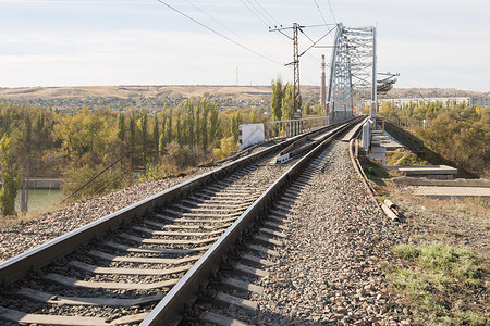 克拉斯穿越Volga-Don运河(伏尔加格勒)的铁路桥上运行的铁路背景