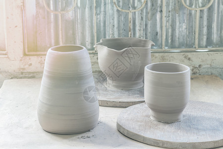 手工制传统瓷原产品店铺白色制品工艺陶瓷花瓶杯子艺术陶器销售背景图片