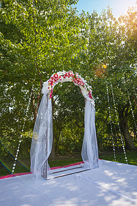 结婚仪式的拱门 古典中的美德成份背景图片
