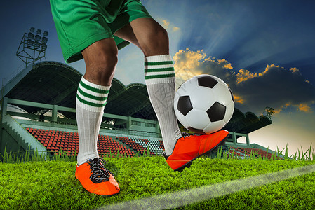 钉鞋足球运动员在足球运动中将脚球放在腿脚踝上背景