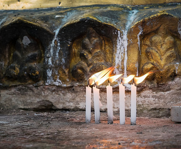 Shwedagon塔的蜡烛背景图片