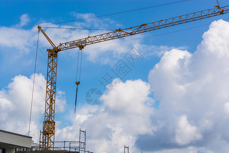 蓝色天空的建筑起重机拍摄照片摄影设备繁荣建造工程工具工艺钢缆商业经济学背景图片