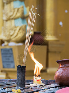 燃烧蜡烛乔斯在Shwedagon 塔的棍棒和蜡烛背景