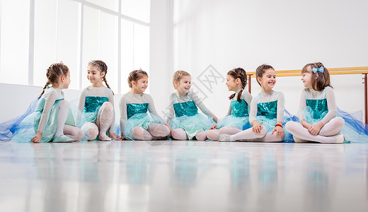 小芭蕾舞女女孩们水平幸福舞蹈优雅团体微笑孩子们裙子童年背景图片