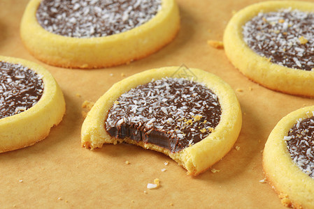 巧克力和椰子塔图油纸蛋糕甜点糕点烘焙椰子馅饼羊皮纸用纸食物背景图片