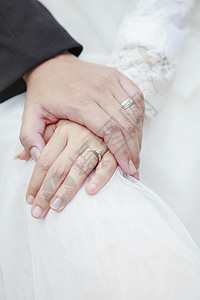 新郎和新娘的手 与婚礼戴蒙德林高清图片