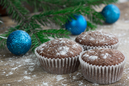 圣诞圈三个圣诞蛋糕 冬天下雪的木头背景 蓝色大雪装饰品蛋糕馅饼雪人甜点糕点和风青色装饰背景