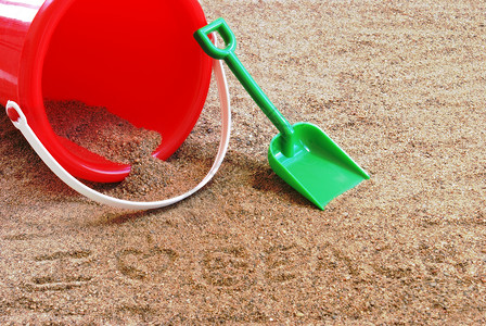 沙滩桶沙泥和沙滩游戏玩具旅行时间支撑红色水平书面乐趣假期背景