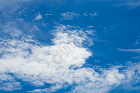 抽象软云日光墙纸天空蓝色背景图片