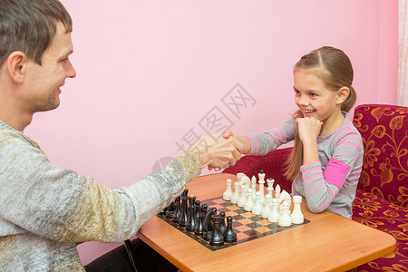 宗师爸爸和女儿互相亲手打招呼 准备玩下棋游戏背景