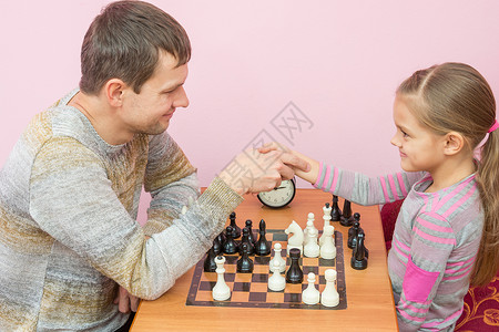 宗师爸爸和女儿握手 玩象棋游戏 握手背景