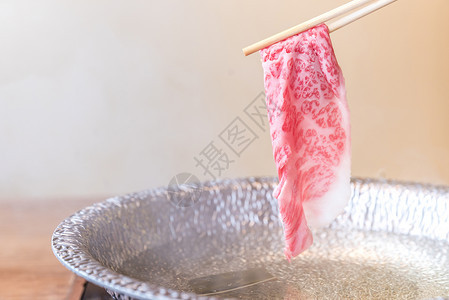 涮涮锅食物盘子烹饪美食用餐牛肉洋葱背景图片