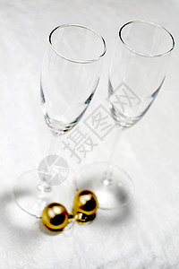 两个杯子和金色圣诞球 特写顶端视图背景图片