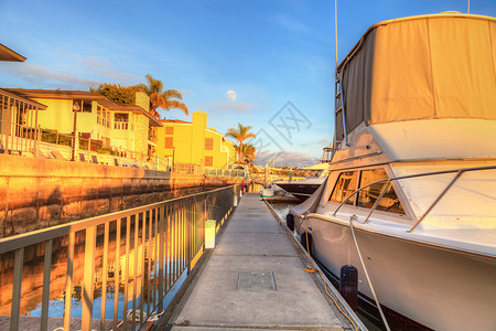 日落时Balboa岛港人行道帆船海洋亚岛港口高清图片