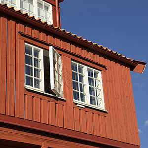 传统的瑞典木制假体窗户房子红色摄影材质窗台特征色彩水平住宅小区背景图片