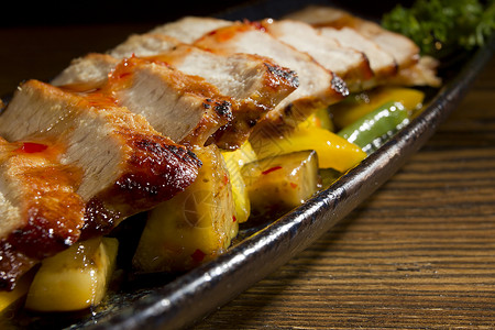 亚洲蔬菜垫上的肉食品香菜盘子草药胡椒食物生产筷子美食牛肉背景图片