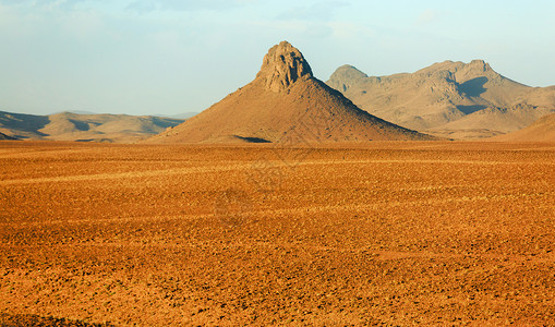 摩洛哥美丽的山地风景 在蓝天的沙漠中石头峡谷阳光山脉晴天日落旅行橙子地平线太阳背景图片