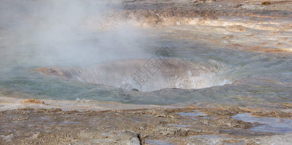 著名的冰岛气泡喷泉二氧化硅轮缘地热蒸汽火山高清图片