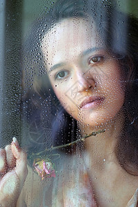 女孩在玻璃后面头发黑发白色城市眉毛指甲女士鼻子悲伤女性背景图片