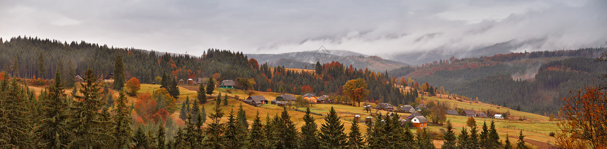 山村的雨景 秋天全景被淹没薄雾花园山脉高山天气下雨戏剧性丘陵农场农业背景图片