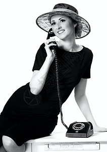 一个美丽的棕眼女人的肖像 戴着帽子和古董晚会演员幸福派对听筒照片小黑裙棕色摄影快照背景图片