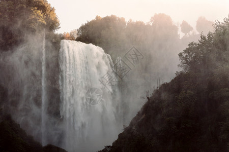 马尔莫尔瀑布的全景背景图片