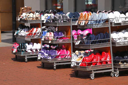 运动鞋架子鞋店采购运动服销售蓝色购物红色店铺背景图片