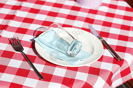 桌盖 餐具 盘子 玻璃红色刀具餐巾餐厅白色桌布检查背景图片