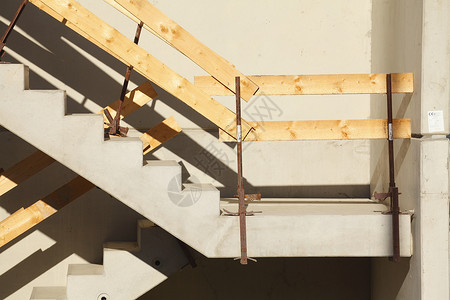 混凝土楼梯楼梯间木板工地栏杆混凝土块台阶红色建筑砖块木头背景图片