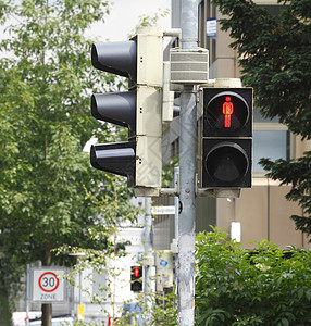 绿色交通线标志行人灯红色高清图片