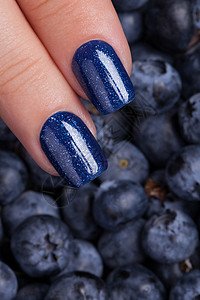 蓝色指甲油凝胶化妆品浆果手指美学广告卫生指甲背景图片