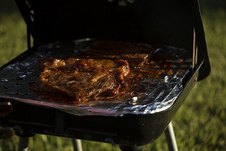 灰状牛排派对烹饪熏制牛肉野餐牛扒烧伤食物肋眼美食背景图片