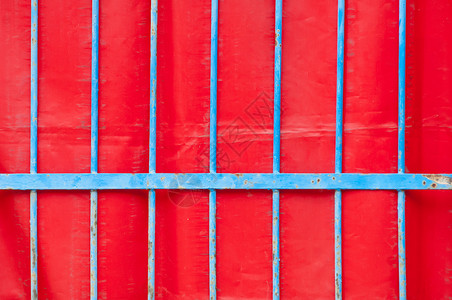 红色背景的蓝色围栏背景图片