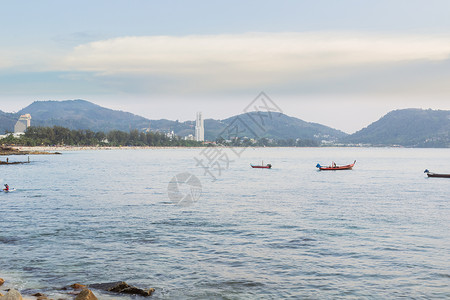 在泰国普吉港的阴暗多云的巴东海滩文化酒店旅行蓝色假期海岸线摄影场景海浪边缘背景图片