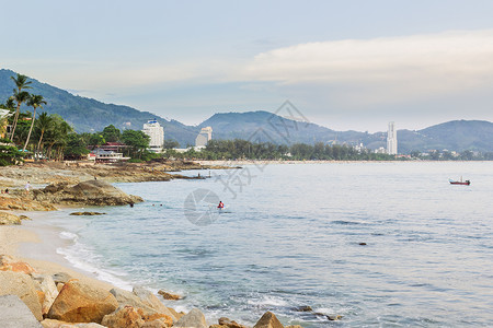 卡利姆海滩和巴东海滩在天色阴暗的乌云日 普吉 塔蓝色地标边缘海岸线假期旅游摄影游客旅行酒店背景图片