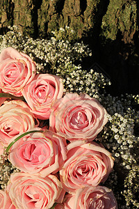 混合粉红玫瑰花装饰婚礼插花鲜花中心紫色捧花玫瑰新娘装饰品背景图片
