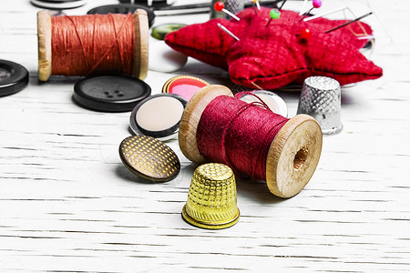 自制缝纫工具工艺家庭细绳剪刀裁缝顶针爱好按钮成套枕形背景图片