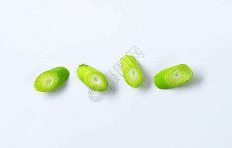 被选中的绿洋葱大葱食物蔬菜横截面背景图片