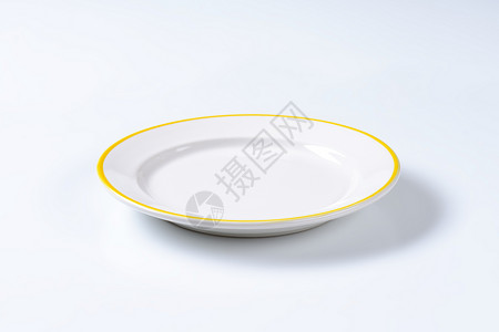 餐盘餐具黄色甜点盘子陶器白色小吃盘镶边陶瓷制品高清图片