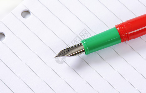 线纸上的钢笔笔尖空白床单红色工具校笔绿色填料横格墨水背景图片